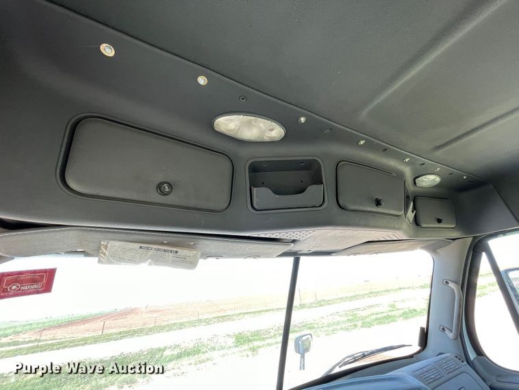 image for item DN5192 2011 Freightliner Cascadia 125  semi truck