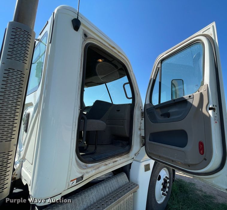 image for item DN5192 2011 Freightliner Cascadia 125  semi truck