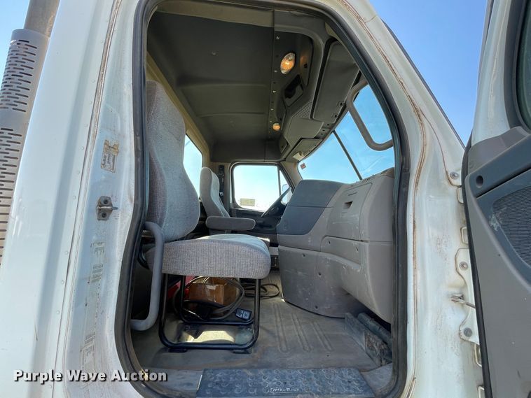 image for item DN5192 2011 Freightliner Cascadia 125  semi truck