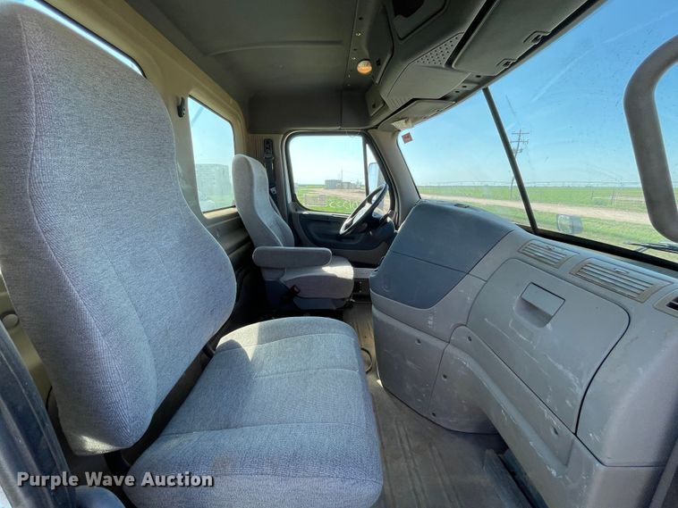 image for item DN5192 2011 Freightliner Cascadia 125  semi truck