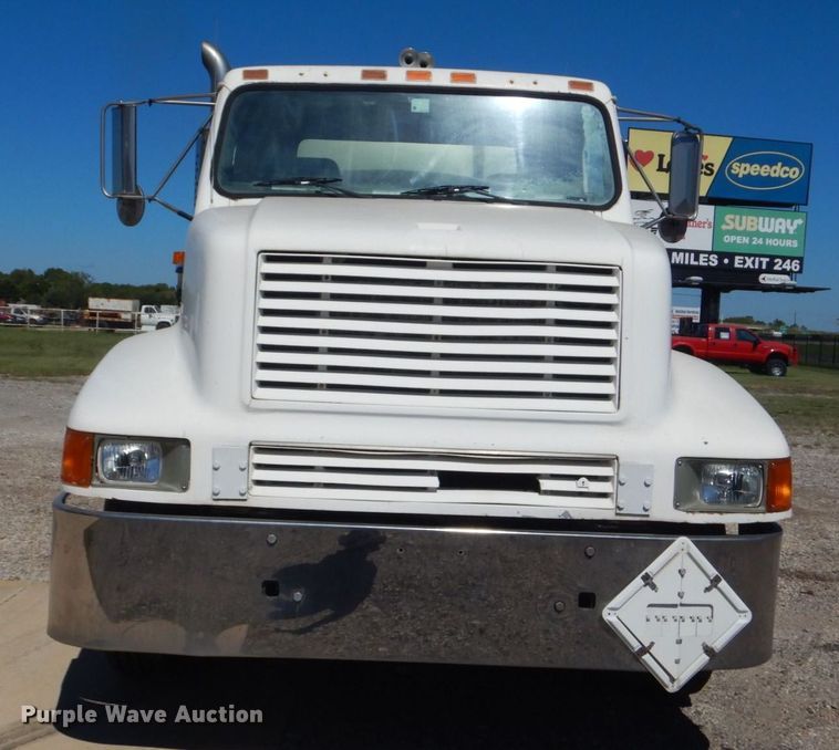 image for item DO1591 1990 International F8300  fuel truck