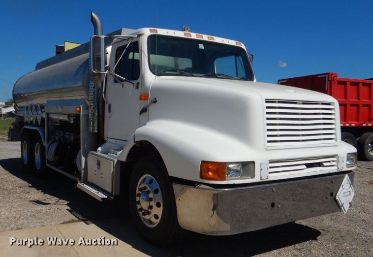 image for item DO1591 1990 International F8300  fuel truck
