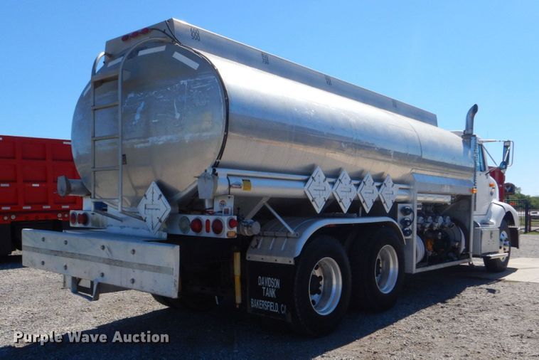 image for item DO1591 1990 International F8300  fuel truck