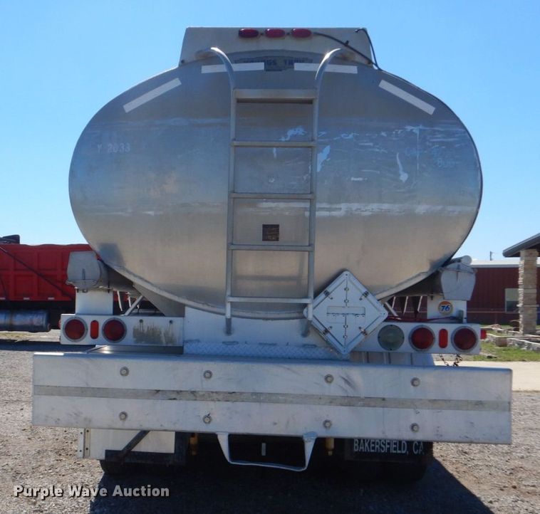 image for item DO1591 1990 International F8300  fuel truck