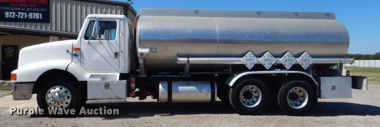 image for item DO1591 1990 International F8300  fuel truck