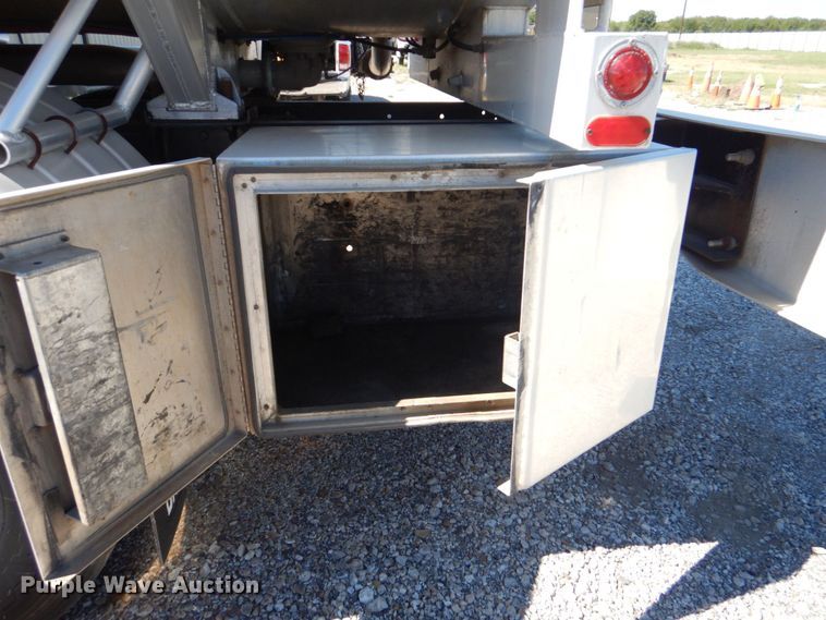 image for item DO1591 1990 International F8300  fuel truck