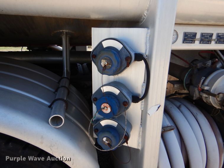 image for item DO1591 1990 International F8300  fuel truck