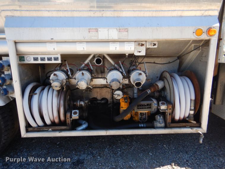 image for item DO1591 1990 International F8300  fuel truck