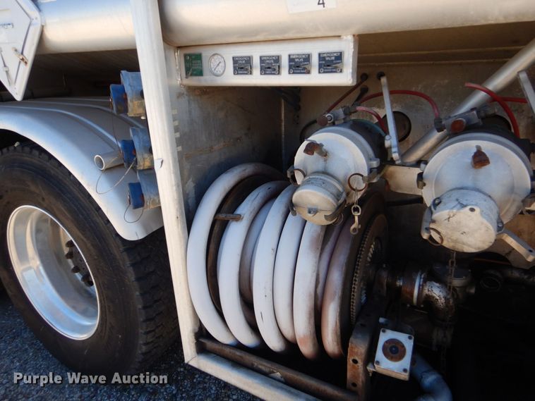 image for item DO1591 1990 International F8300  fuel truck