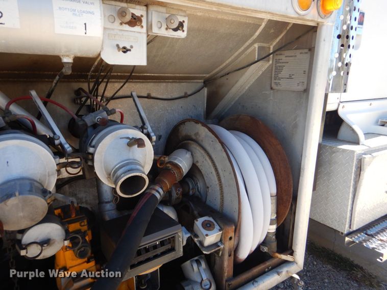 image for item DO1591 1990 International F8300  fuel truck