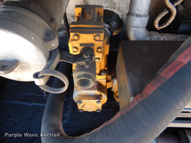 image for item DO1591 1990 International F8300  fuel truck