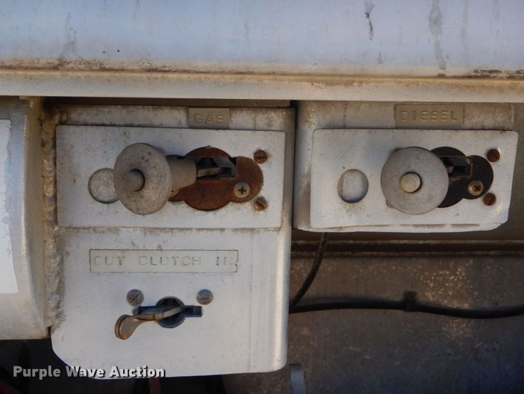 image for item DO1591 1990 International F8300  fuel truck