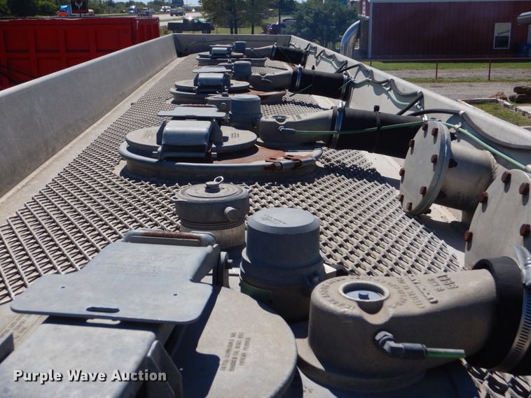 image for item DO1591 1990 International F8300  fuel truck