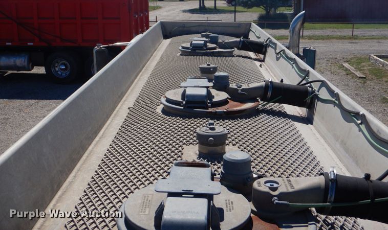 image for item DO1591 1990 International F8300  fuel truck