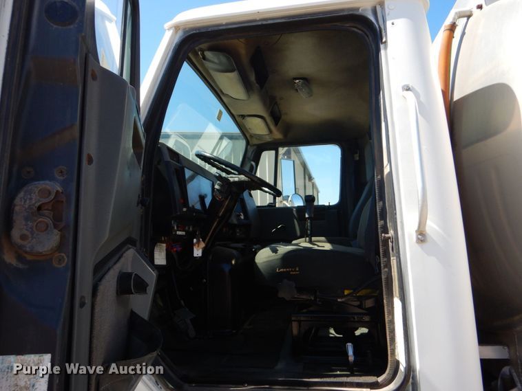 image for item DO1591 1990 International F8300  fuel truck