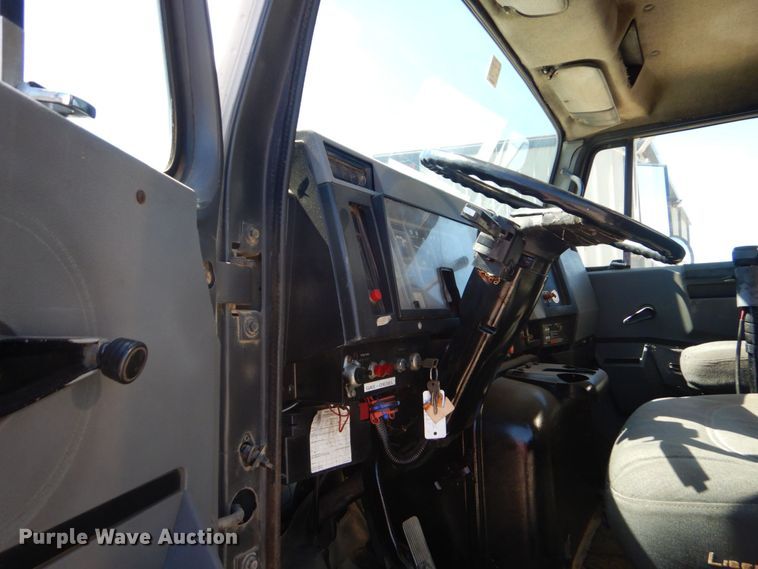 image for item DO1591 1990 International F8300  fuel truck