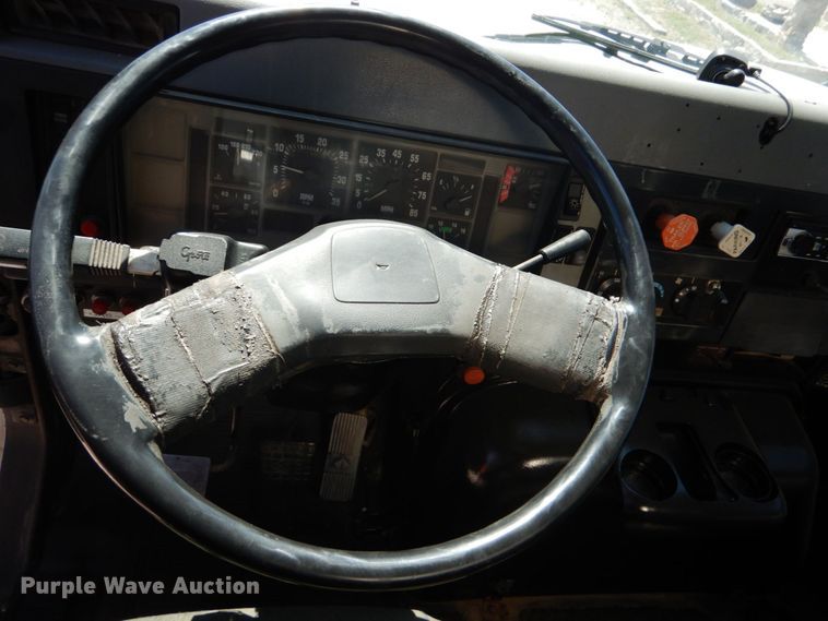 image for item DO1591 1990 International F8300  fuel truck