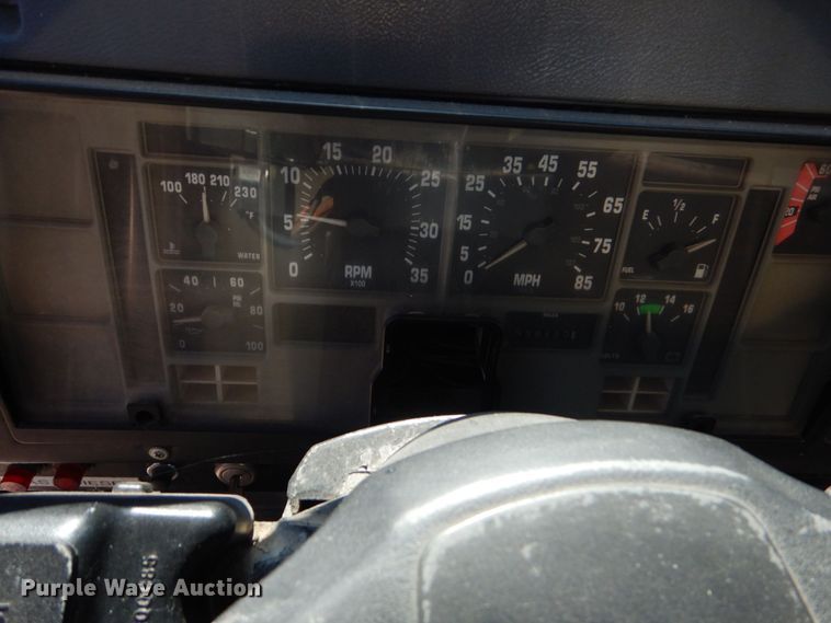 image for item DO1591 1990 International F8300  fuel truck