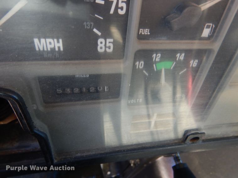 image for item DO1591 1990 International F8300  fuel truck