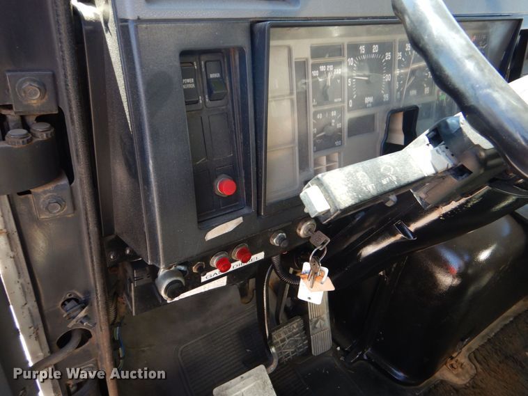 image for item DO1591 1990 International F8300  fuel truck