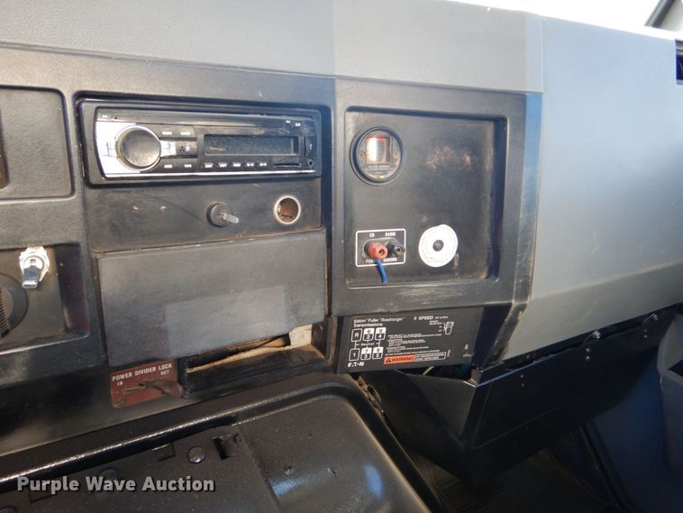 image for item DO1591 1990 International F8300  fuel truck