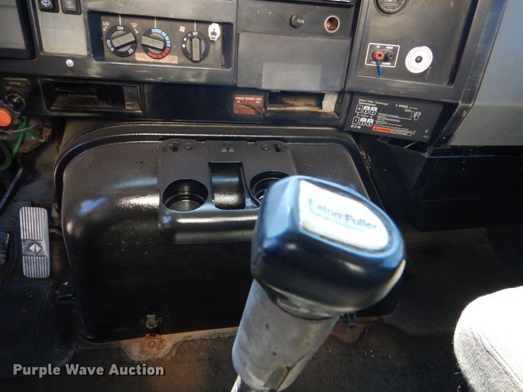 image for item DO1591 1990 International F8300  fuel truck