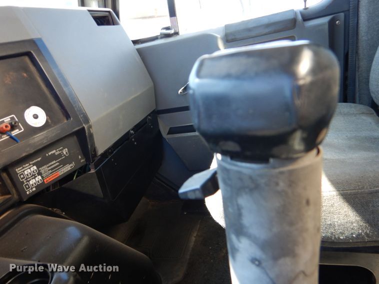 image for item DO1591 1990 International F8300  fuel truck