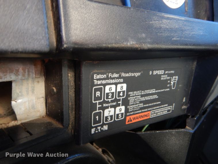 image for item DO1591 1990 International F8300  fuel truck