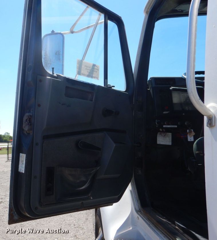 image for item DO1591 1990 International F8300  fuel truck