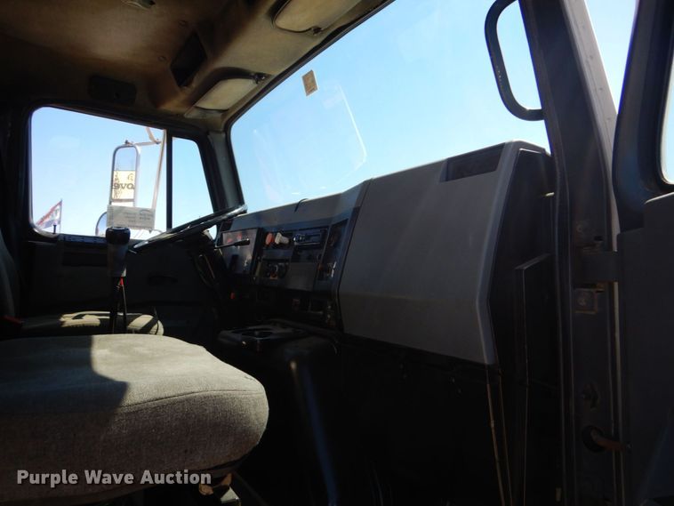 image for item DO1591 1990 International F8300  fuel truck