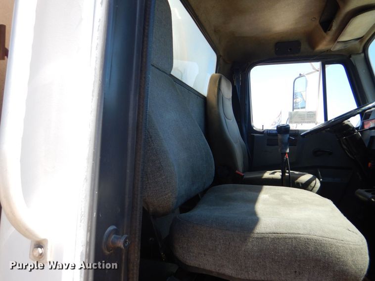 image for item DO1591 1990 International F8300  fuel truck