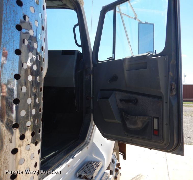 image for item DO1591 1990 International F8300  fuel truck