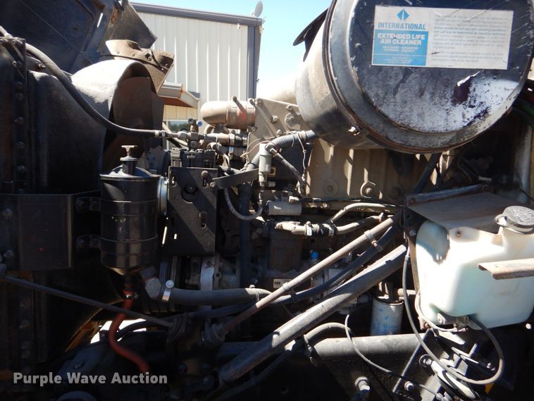 image for item DO1591 1990 International F8300  fuel truck