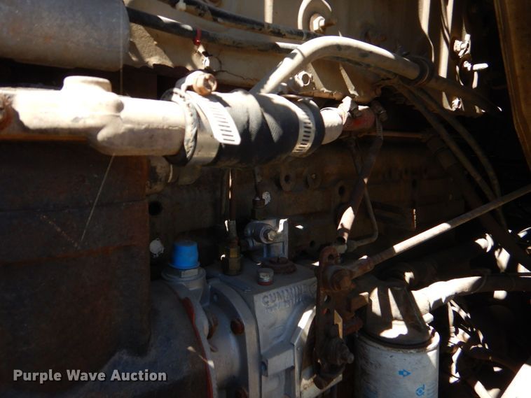 image for item DO1591 1990 International F8300  fuel truck