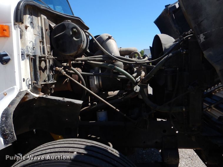 image for item DO1591 1990 International F8300  fuel truck