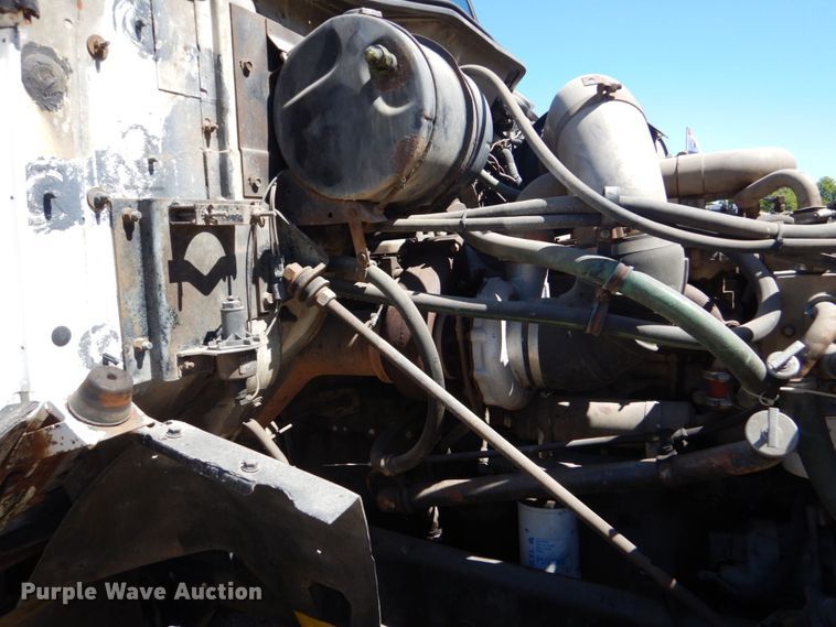 image for item DO1591 1990 International F8300  fuel truck