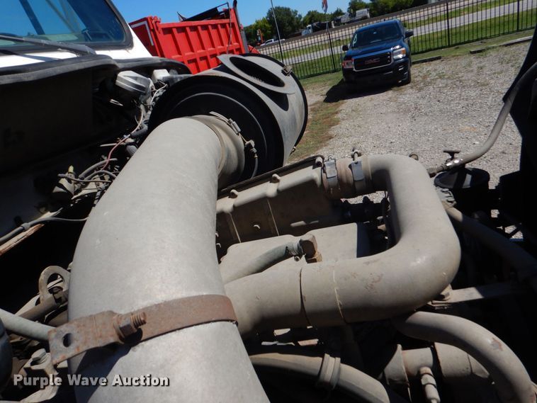 image for item DO1591 1990 International F8300  fuel truck