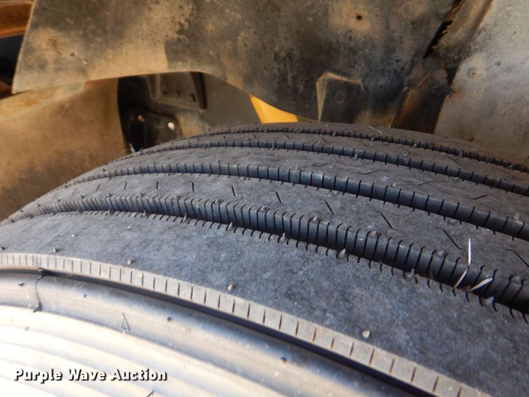 image for item DO1591 1990 International F8300  fuel truck