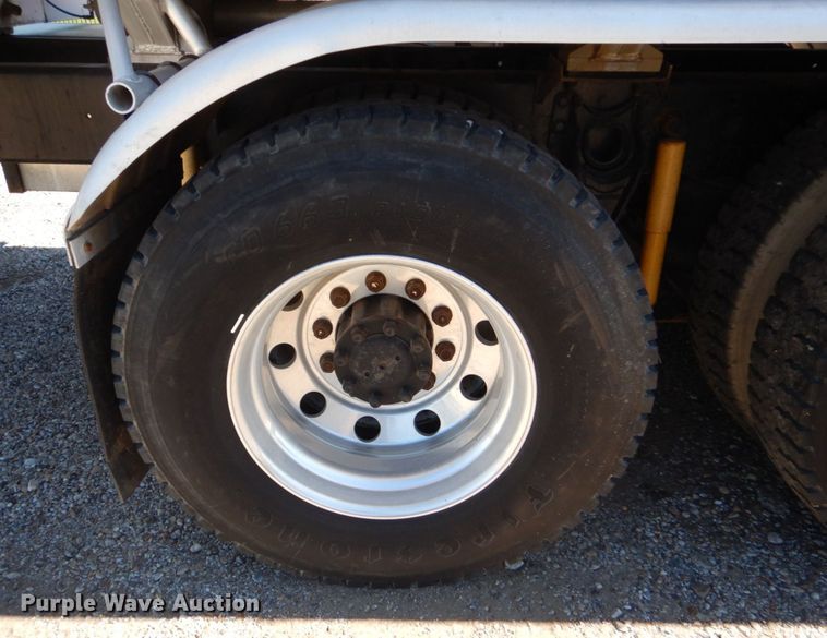 image for item DO1591 1990 International F8300  fuel truck