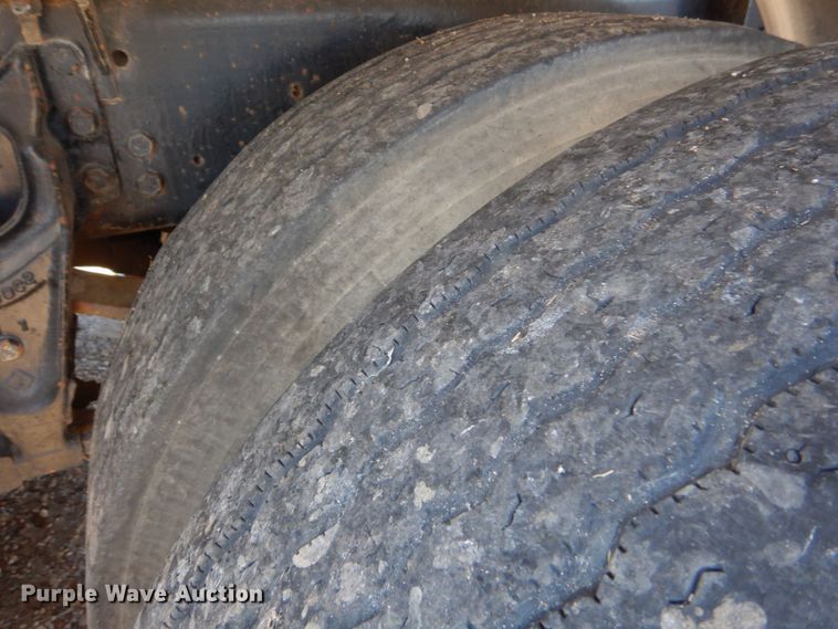 image for item DO1591 1990 International F8300  fuel truck