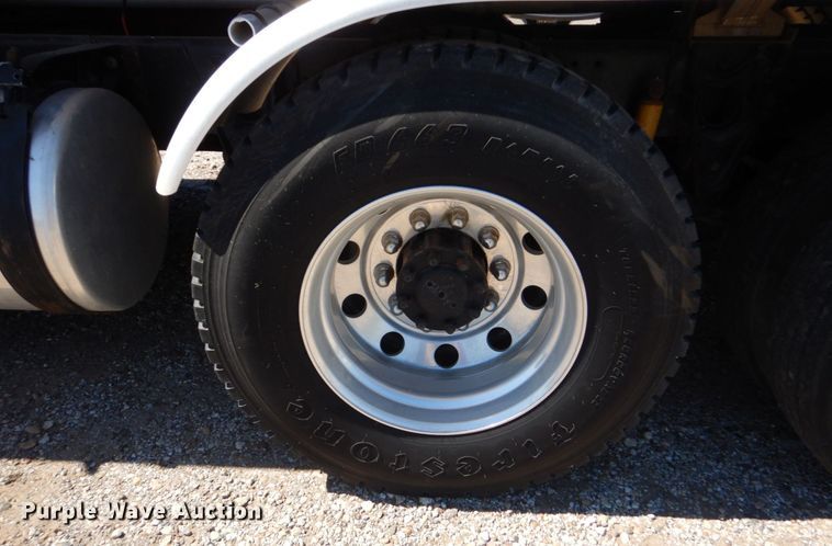 image for item DO1591 1990 International F8300  fuel truck