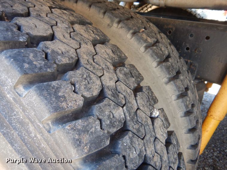 image for item DO1591 1990 International F8300  fuel truck