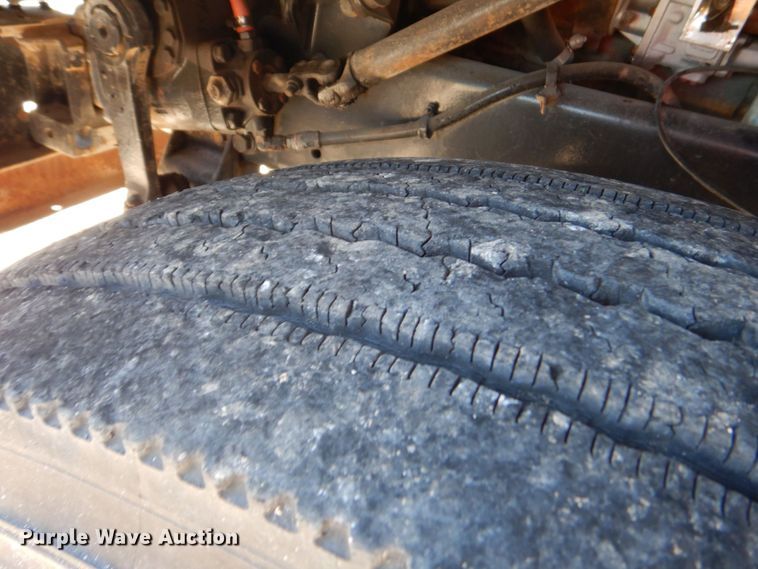 image for item DO1591 1990 International F8300  fuel truck