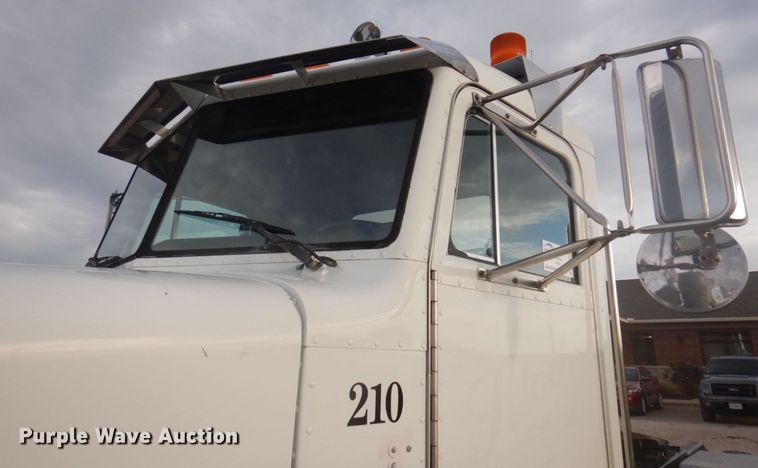 image for item DP0324 1993 Peterbilt 357  semi truck