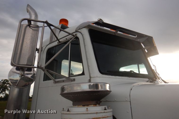image for item DP0324 1993 Peterbilt 357  semi truck