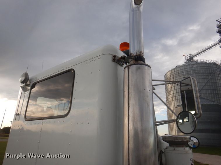 image for item DP0324 1993 Peterbilt 357  semi truck