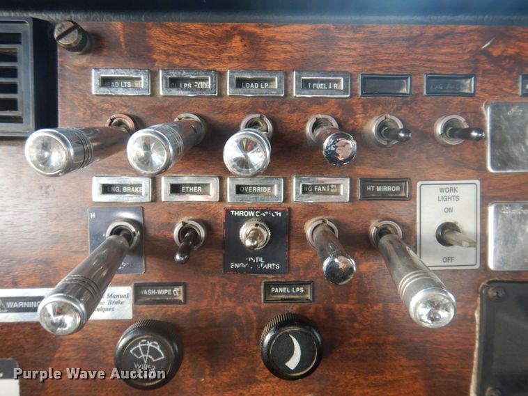 image for item DP0324 1993 Peterbilt 357  semi truck