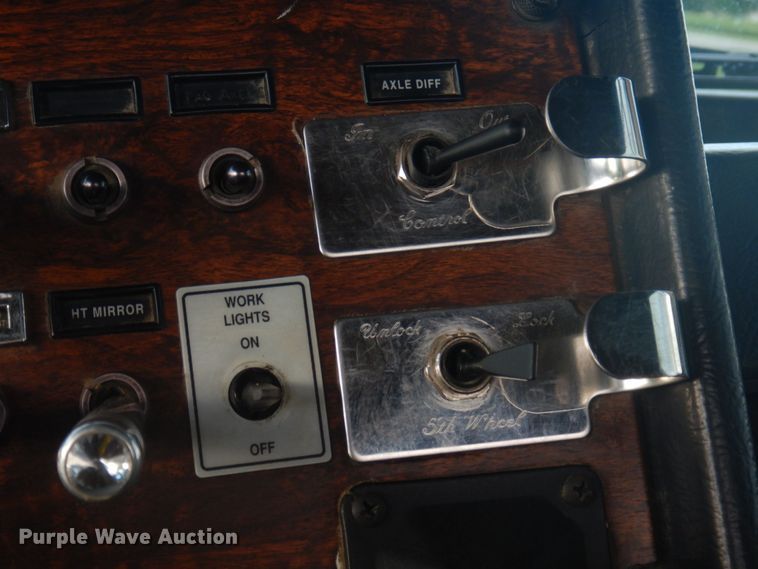 image for item DP0324 1993 Peterbilt 357  semi truck