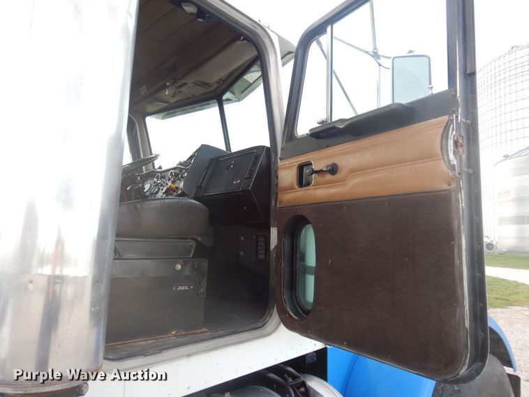 image for item DP0324 1993 Peterbilt 357  semi truck