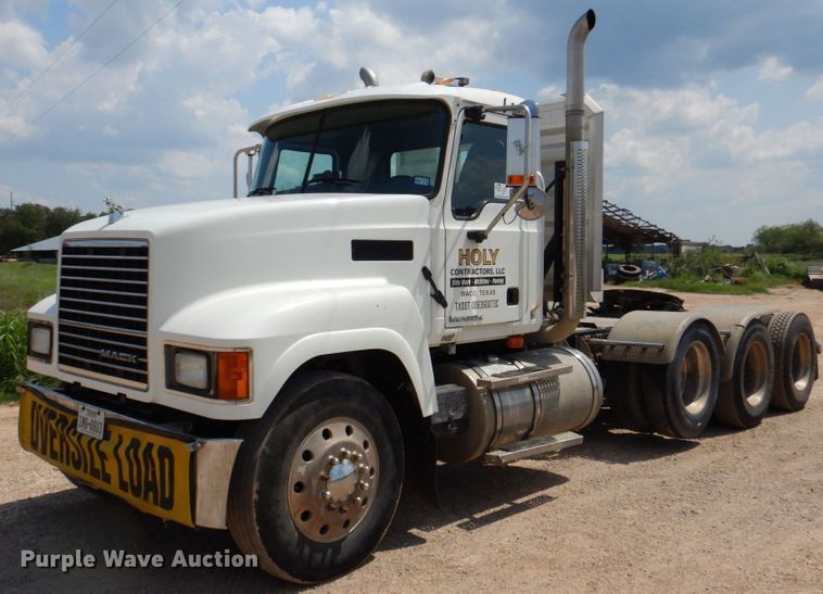 image for item DR2033 2008 Mack CHU613  semi truck